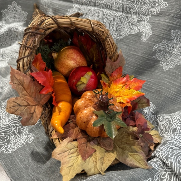 Vintage Large Fall Thanksgiving Holiday Fruit And Vegetable Cornucopia - Picture 3 of 7